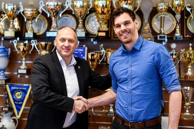 A Veszprém Handball Team Zrt. vezérigazgatója, dr. Csík Zoltán és Székely Márton a szerződés aláírását követően  Fotó: telekomveszprem.hu