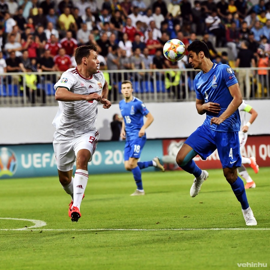 Szalai Ádám (b) és az azeri Rahil Mammadov az Azerbajdzsán - Magyarország labdarúgó Európa-bajnoki selejtezőmérkőzésen a bakui Bakcell Arénában 2019. június 8-án. MTI/Szigetváry Zsolt