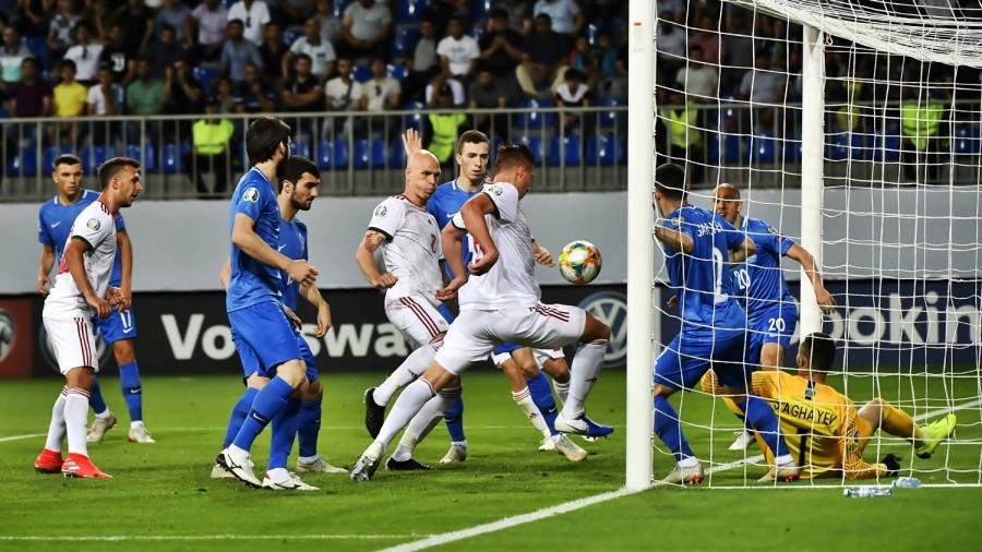 Willi Orbán (j4) gólt szerez az Azerbajdzsán - Magyarország labdarúgó Európa-bajnoki selejtezőmérkőzésen a bakui Bakcell Arénában 2019. június 8-án. MTI/Szigetváry Zsolt