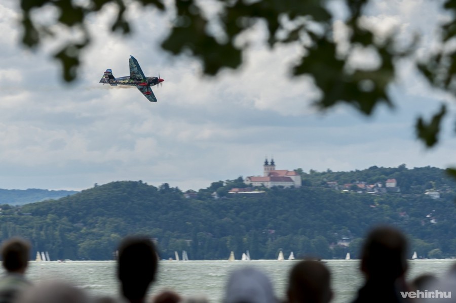 A cseh Petr Kopfsten repül a Balaton felett a Red Bull Air Race magyarországi futamának időmérő edzésén Zamárdiban 2019. július 13-án. MTI/Sóki Tamás 