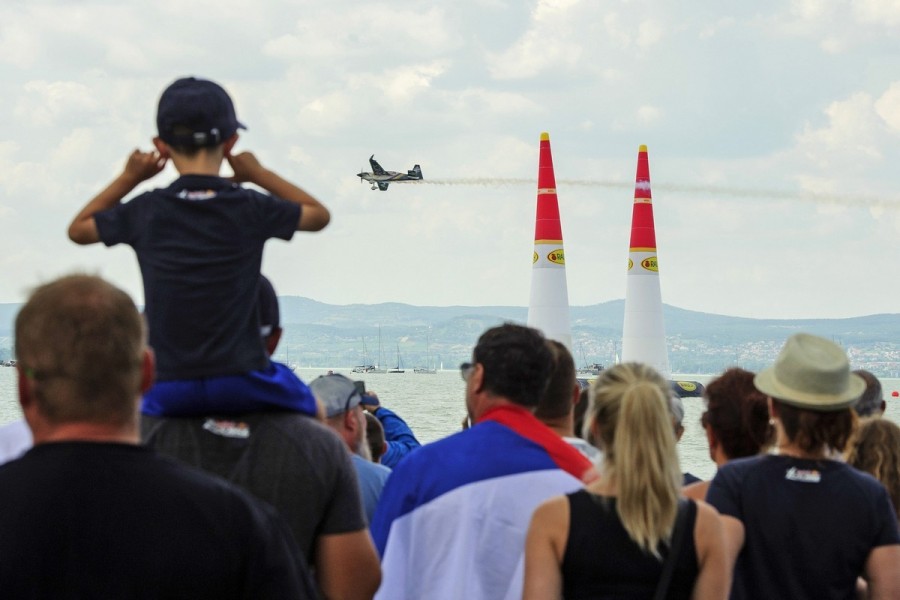 A későbbi győztes ausztrál Matt Hall repül a Balaton felett a Red Bull Air Race magyarországi futamán Zamárdinál 2019. július 14-én. MTI/Lakatos Péter